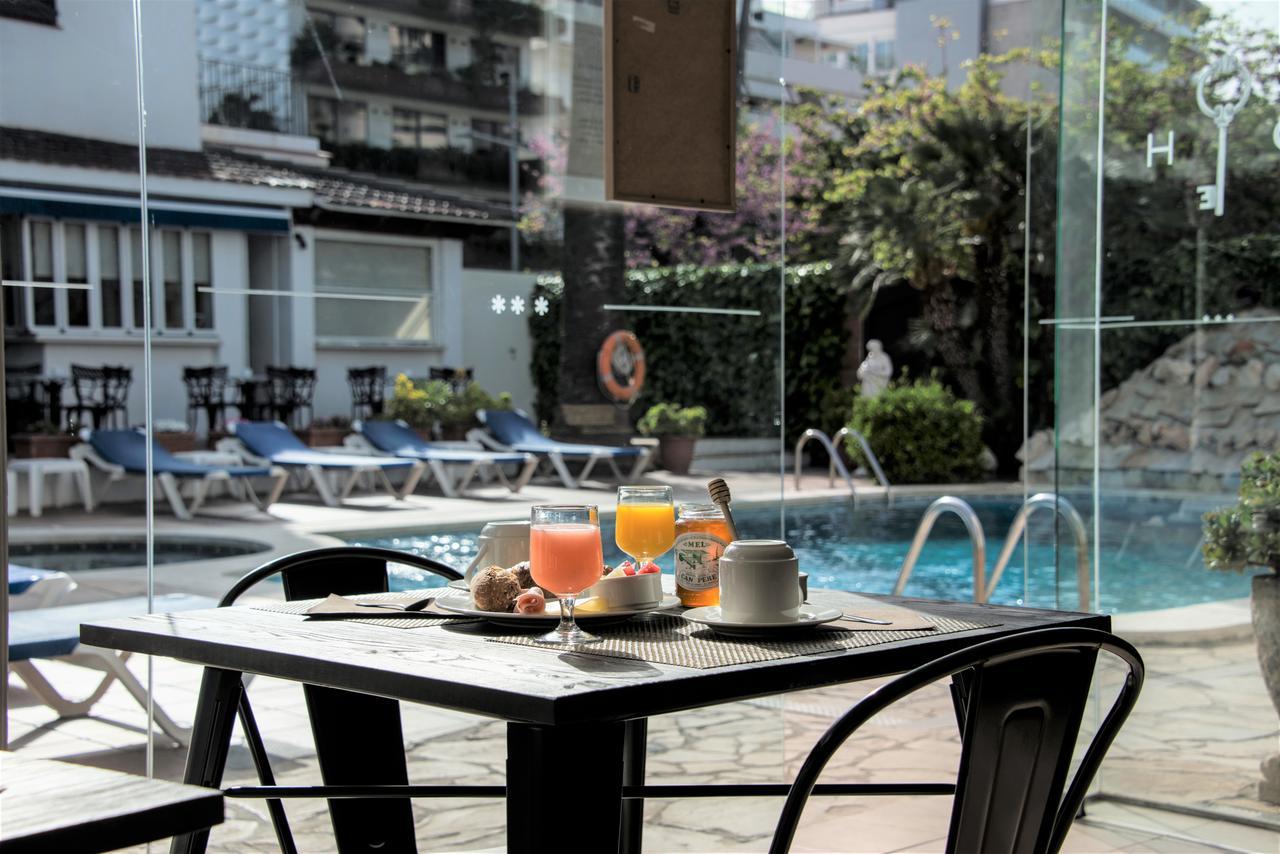 Hotel Capri 시체스 외부 사진